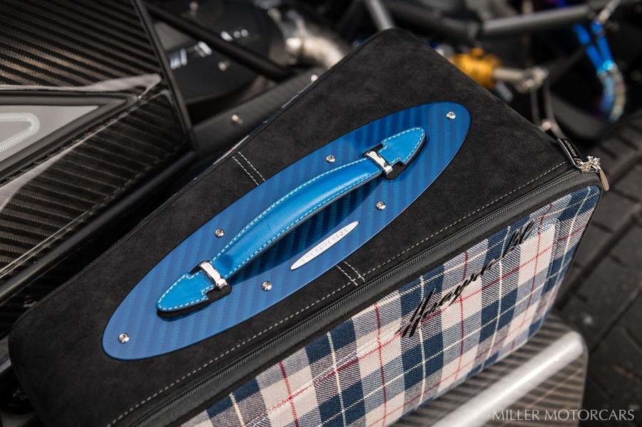 Детали интерьера Pagani Huayra BC Macchina Volante 2017 года  (фото 17 из 39)